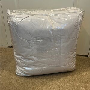 New King Size Luxurious White feather down comforter